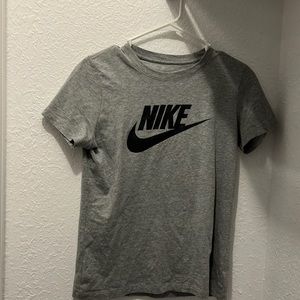 Gray Nike T hasn’t been worn a lot